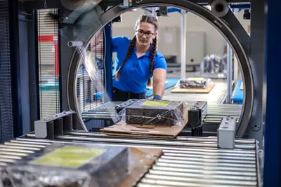 So werden Notebooks sicher verpackt Notebook Verpackmaschine